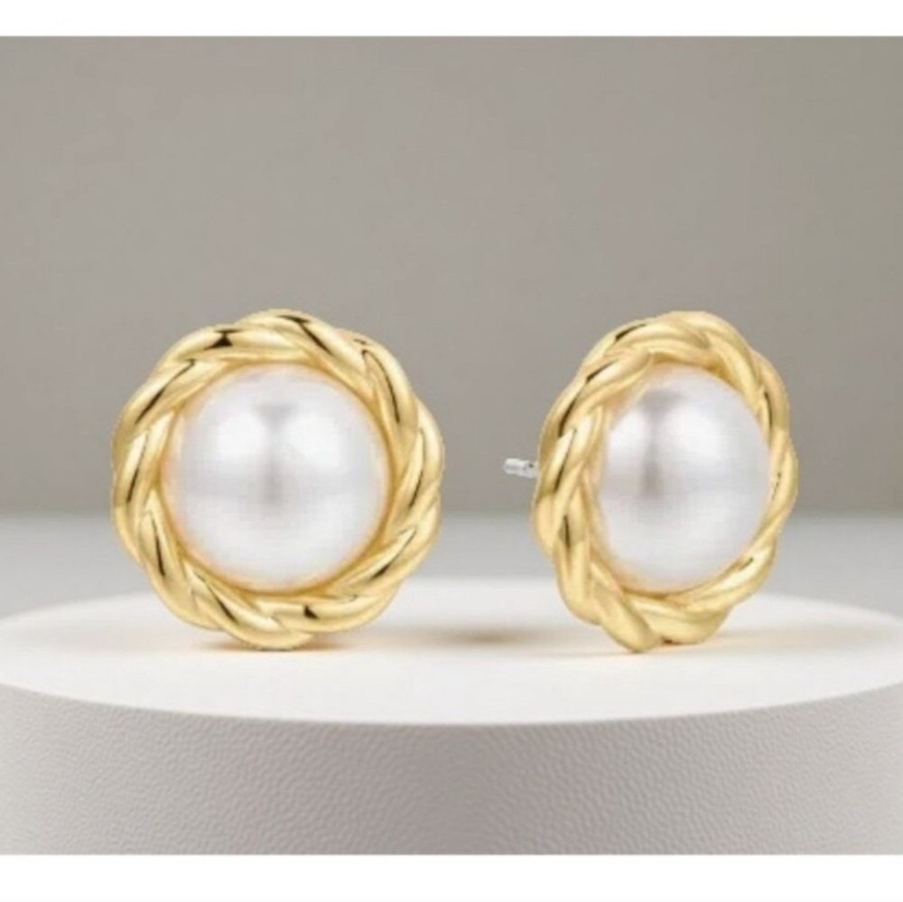NIB $78 Rumored Lady Di Cabochon Pearl Stud Gold Earrings 14k Gold Plated - Picture 4 of 4